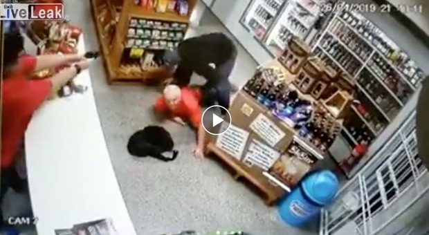 Ladro ucciso dalla cassiera durante la rapina al supermercato: «Legittima difesa» VIDEO CHOC