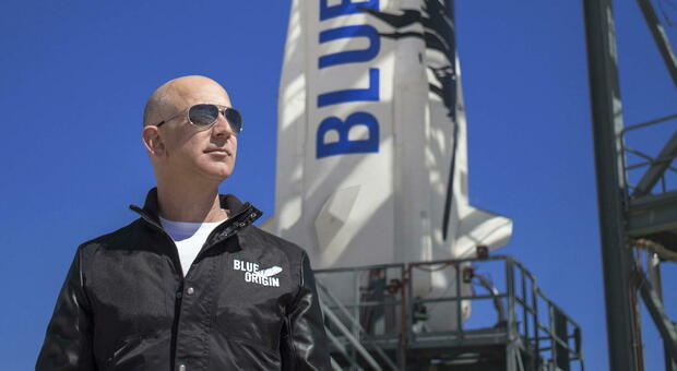 Bezos, viaggio nello spazio: c'è posto per i civili? Sì, anonimo si aggiudica all'asta un posto per 28 milioni di dollari