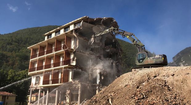 Visso, l'esercito demolisce il Park Hotel