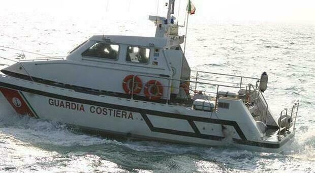 Barca affonda nel golfo di Trieste: morto il papà, il figlio è disperso. Erano partiti da Caorle