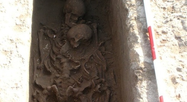 Un abbraccio lungo 2500 anni, scoperti in Puglia padre e figlio sepolti insieme