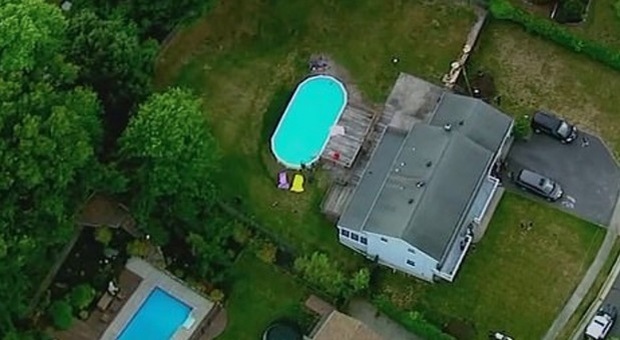 Bimba di 8 anni annaspa in piscina: mamma e nonno si tuffano per salvarla ma muoiono tutti annegati