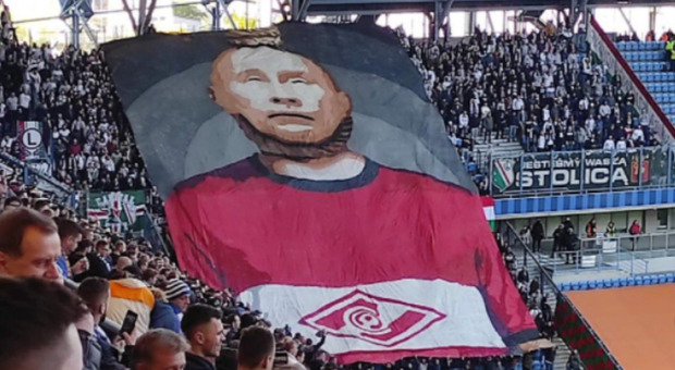 Putin con un cappio al collo: striscione choc alla partita in Polonia. I tifosi del Legia Varsavia: «Pu**ana russa»