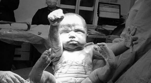 Bimbo Superman, fa il giro del mondo la foto del neonato in posa da supereroe