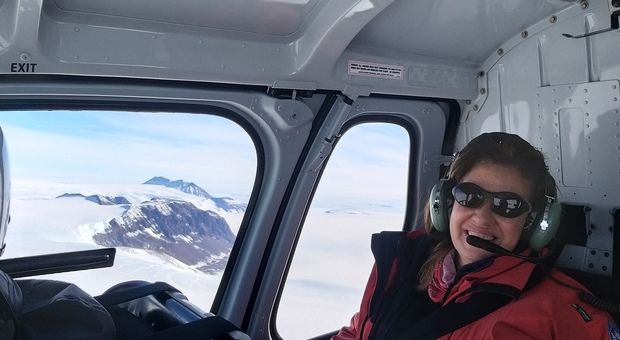 Laura Zucconi in volo sull'Antartide