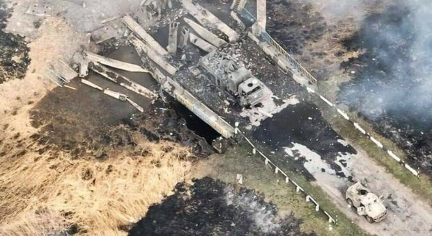 L'esercito ucraino fa saltare un ponte a Kharkiv: distrutta un'intersa colonna di forze russe