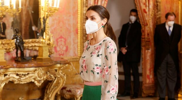 Letizia di Spagna con l'abito vintage della suocera firmato Valentino: la "pace" con Sofia a colpi di look