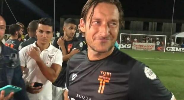 Totti vince lo scudetto di calcio a 8: «Ma preferirei che la Roma alzasse l'Europa League»