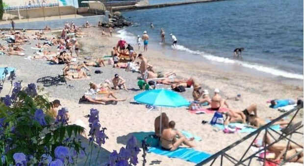 Odessa, le spiagge affollate sotto assedio: i resistenti della normalità