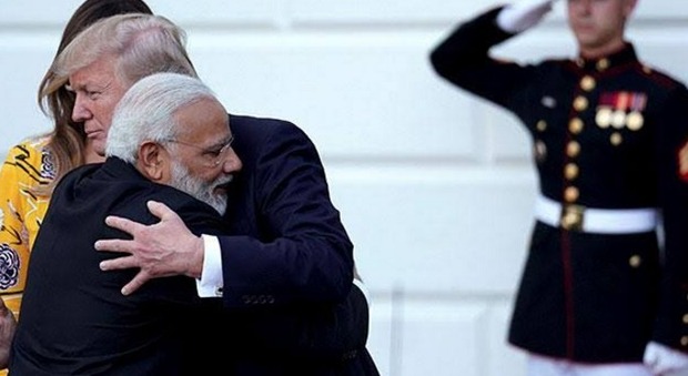 Modi è riuscito a sfuggire alla famosa "pulling handshake" del presidente