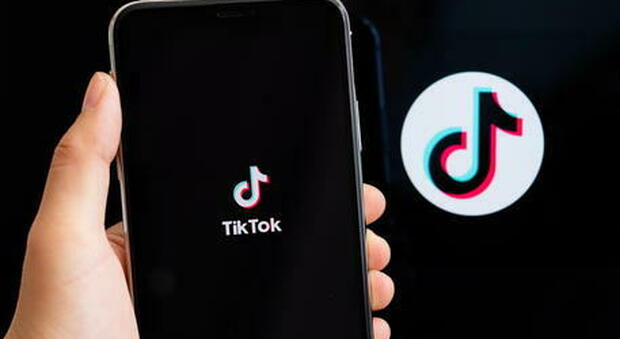 TikTok, Microsoft in trattativa per acquistare l'app cinese: valutazione da 100 miliardi di dollari