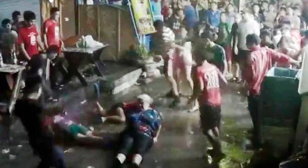 Thailandia, famiglia britannica massacrata di botte in strada: l'aggressione in un video choc