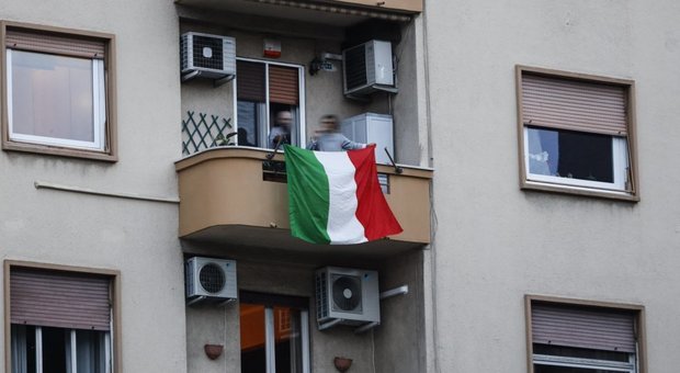 Coronavirus, città deserte, balconi pieni: flash mob in tutta Italia con l'Inno di Mameli