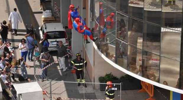 Bambino Gesù, pompieri vestiti da Spiderman e Superman sui tetti dell'ospedale