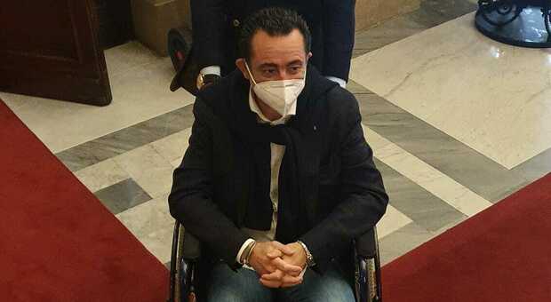 Covid, sciopero della fame a Montecitorio, dopo malore il deputato Trancassini si fa male al piede