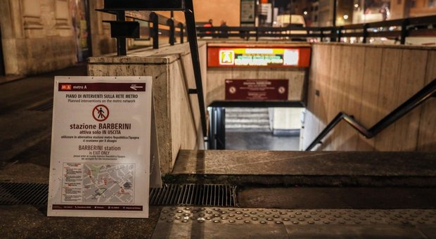 Roma, Barberini riapre nel degrado: scale rotte in 20 stazioni