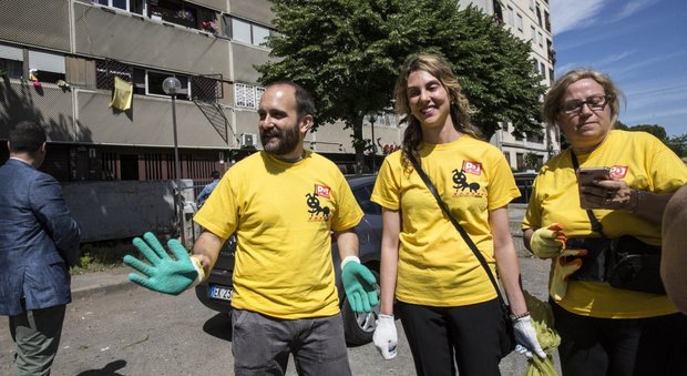 Rifuti, magliette gialle Pd puliscono strade e parchi a Roma. Raggi: non sia spot. Renzi: non è provocazione