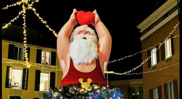 Modena, Babbo Natale indossa il tutù: scoppia la polemica
