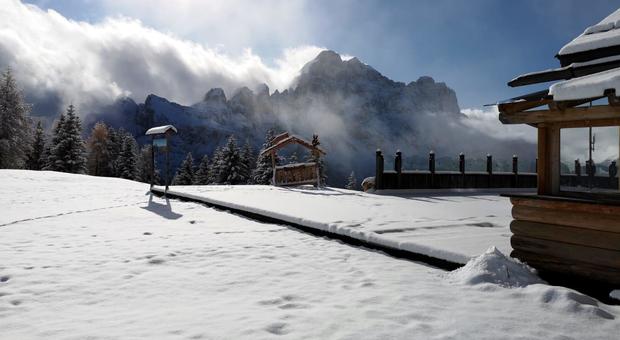 Dolomiti bellunesi, la prima fitta nevicata a Colle Santa Lucia - Il Messaggero