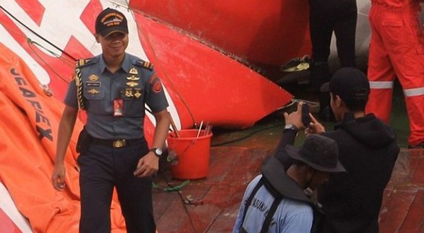 Air Asia, foto scandalo: militare in posa sorridente sul luogo della tragedia
