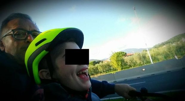 Rubano la bici di un ragazzo autistico, l'appello del papà: «Restituitela, è l'unico modo in cui può fare attività all'aperto»