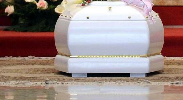 Strage di Plymouth, sepolti in un'unica bara padre e figlia di 3 anni morti nella sparatoria: oltre 300 persone al funerale