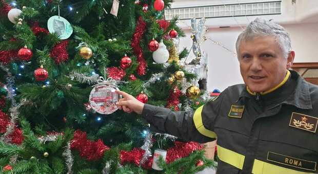 Il comandante provinciale Alessandro Paola mostra l'albero di Natale dei Vigili del fuoco romani