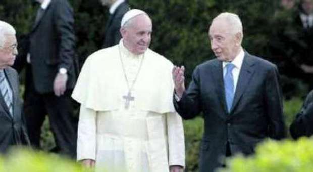 «Più coraggio per la pace che per la guerra». Il Papa con Abu Mazen e Peres