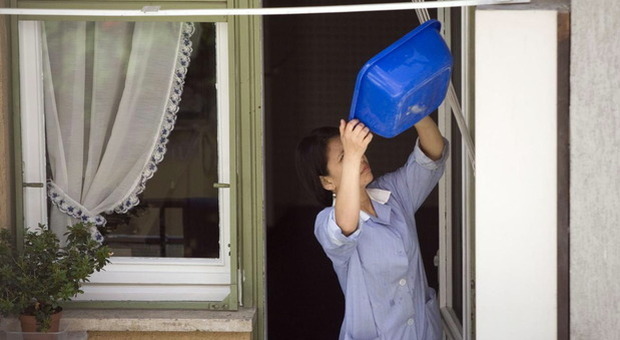 Milano, colf precipita dal quinto e muore: stava pulendo i vetri di un appartamento