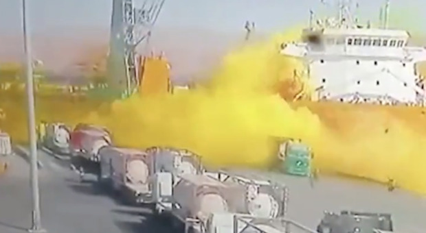 Fuga di gas tossico (di colore giallo) al porto: 10 morti e 200 intossicati in Giordania
