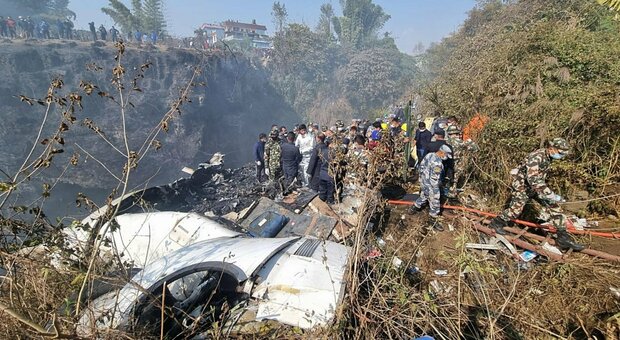 Nepal, aereo si schianta in atterraggio e prende fuoco: morte tutte le 72 persone a bordo