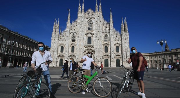 Coronavirus, Sala riapre mercati e cimiteri e accusa il deejay: «Milano non è il set di Grease»