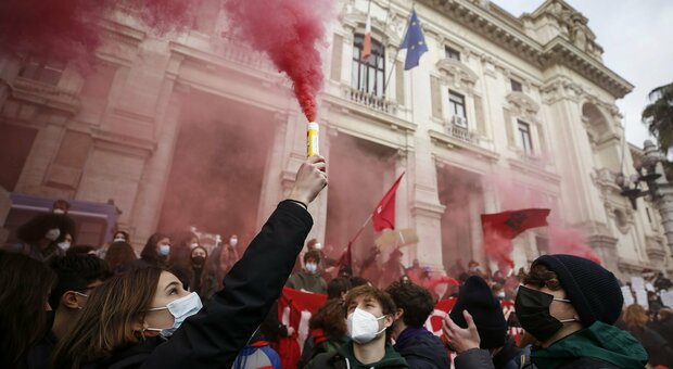 Scuola, licei romani occupati in marcia verso il Ministero: «Basta orari scaglionati»
