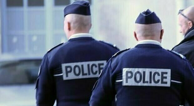 Francia: travestito da ninja ferisce due poliziotte con la spada. Neutralizzato dalle forze dell'ordine