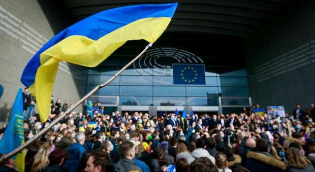 Ucraina, prima luce verde per l'ammissione nell'Unione Europea: parere favorevole della commissione