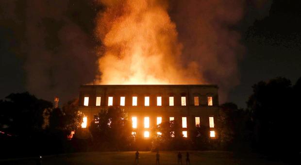 Rio de Janeiro, incendio devasta il Museo Nazionale: inferno di fuoco