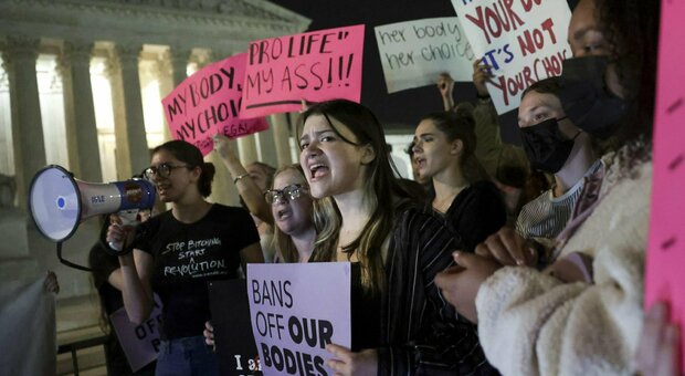 Aborto negli Usa, un tribunale ferma il divieto di interruzione di gravidanza in Lousiana: democratici all'attacco