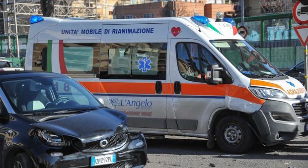 Roma, Auto si schianta contro ambulanza: morta la paziente che era nel mezzo di soccorso