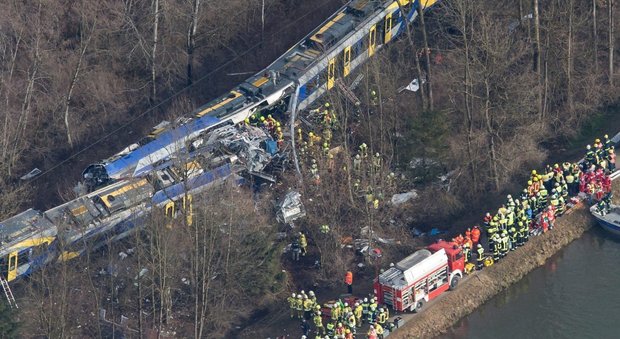 Scontro frontale tra 2 treni in Baviera: 9 morti, 90 feriti. «Velocità molto alta»