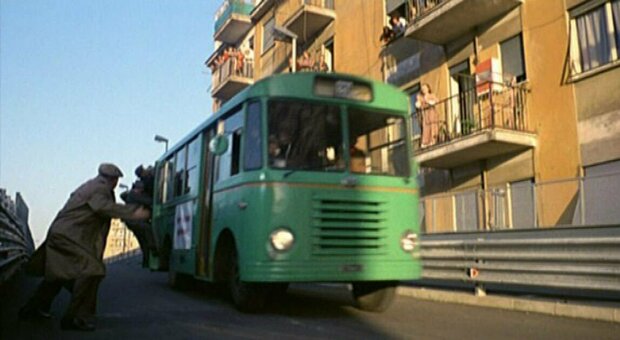 Roma, arriva la fermata del bus per ricordare Fantozzi che sale al volo