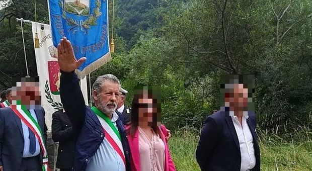 Saluto fascista durante la processione, l'ex sindaco rischia il processo