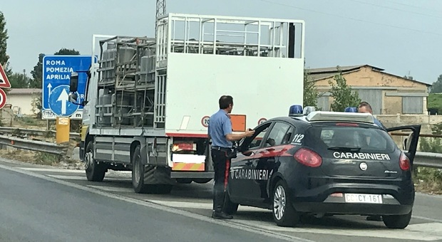 Un'auto dei carabinieri sulla Pontina