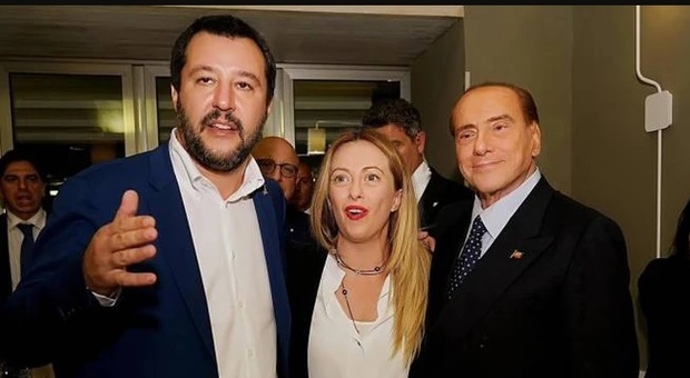 Vertice ad Arcore tra Berlusconi, Salvini e Meloni: «Manovra disastrosa a base di tasse e manette»