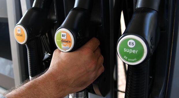 Benzina, sale ancora il prezzo della verde e del diesel: mai così alto negli ultimi 7 anni