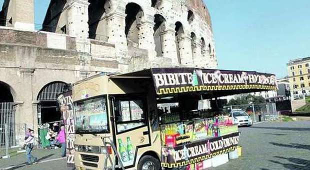 «Via i camion bar da Colosseo e Fori» Stretta per il decoro nell'area archeologica