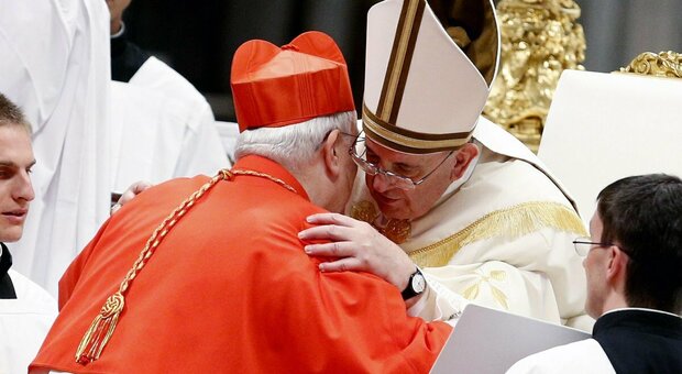 Il Papa chiama monsignor Salvi per avere notizie di Bassetti:«Forza, forza, forza»