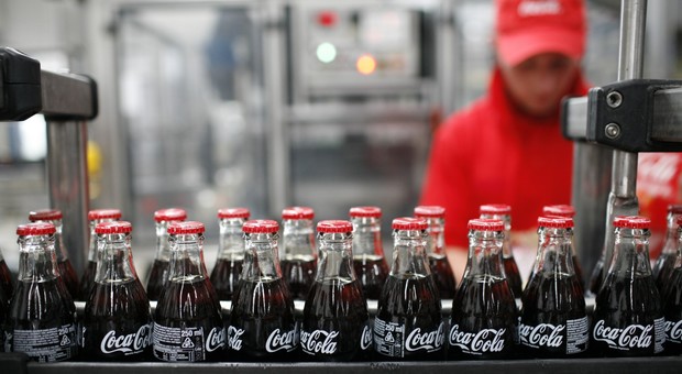 Coca Cola, filamenti di vetro all'interno delle bottigliette: ecco i lotti ritirati dal Ministero della Salute