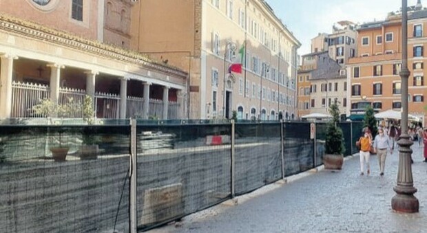 Roma, a San Lorenzo in Lucina la beffa del restyling: bar e locali danneggiati