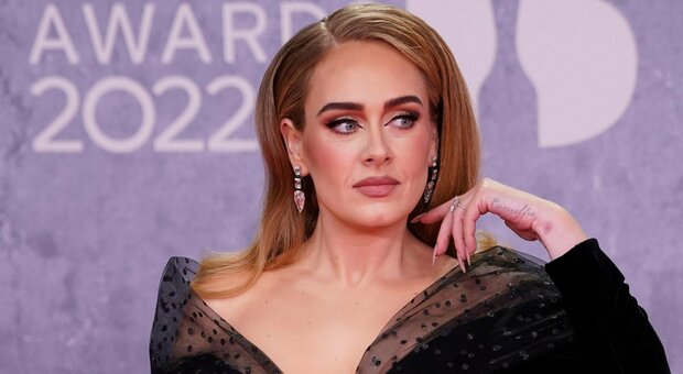 Adele interrompe il concerto per soccorere un fan: «Hai bisogno di aiuto? Sta arrivando la sicurezza»