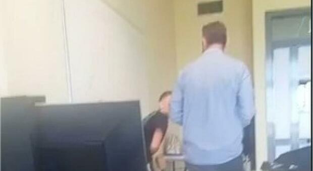 Pisa, choc a scuola: l'alunno lo deride il professore lo colpisce con un pugno